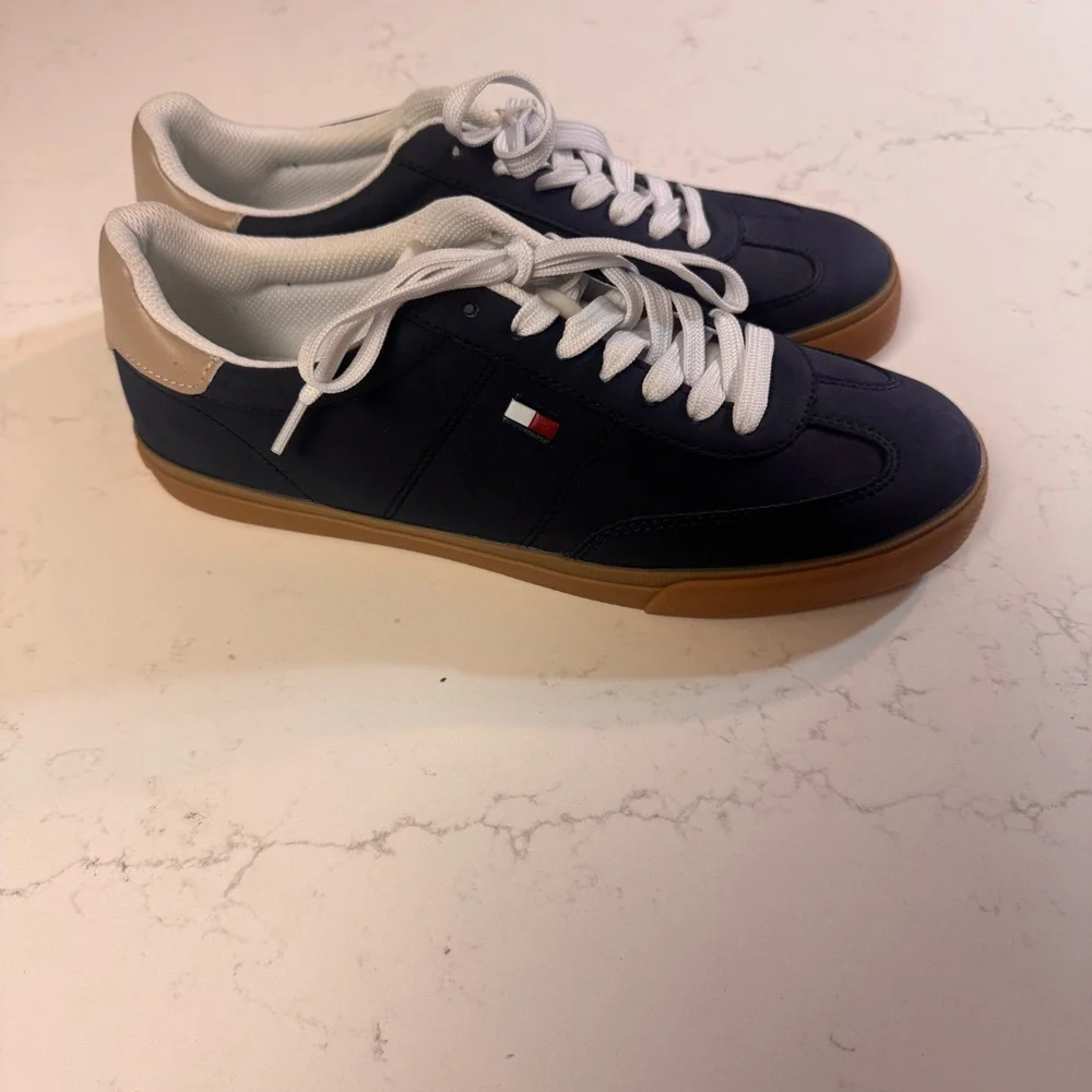 Tommy Hilfiger Women’s Navy Sneakers Gum Sole Size 9